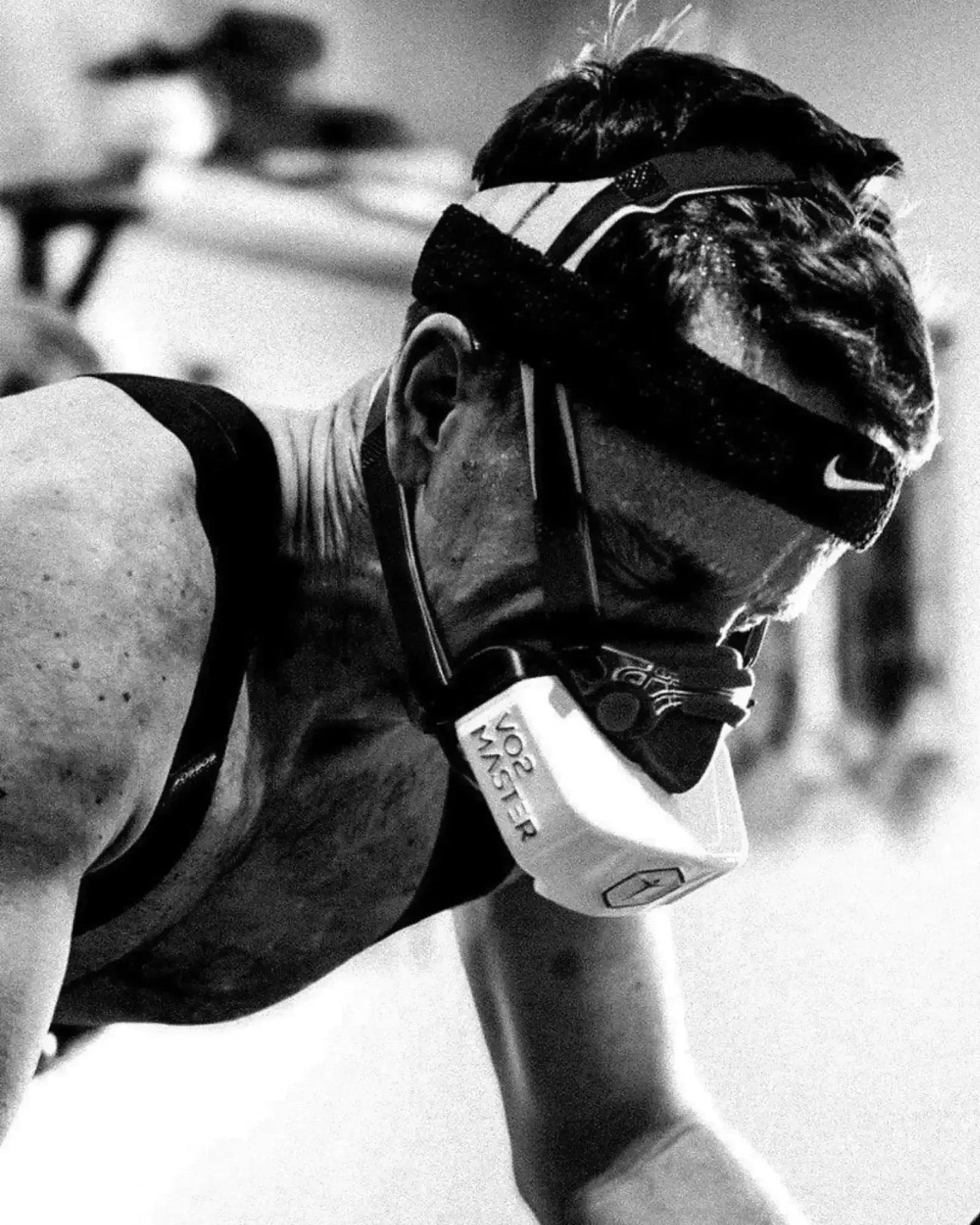 Athlete using VO2 Master mask for endurance training with Stamox beetroot powder for performance boost