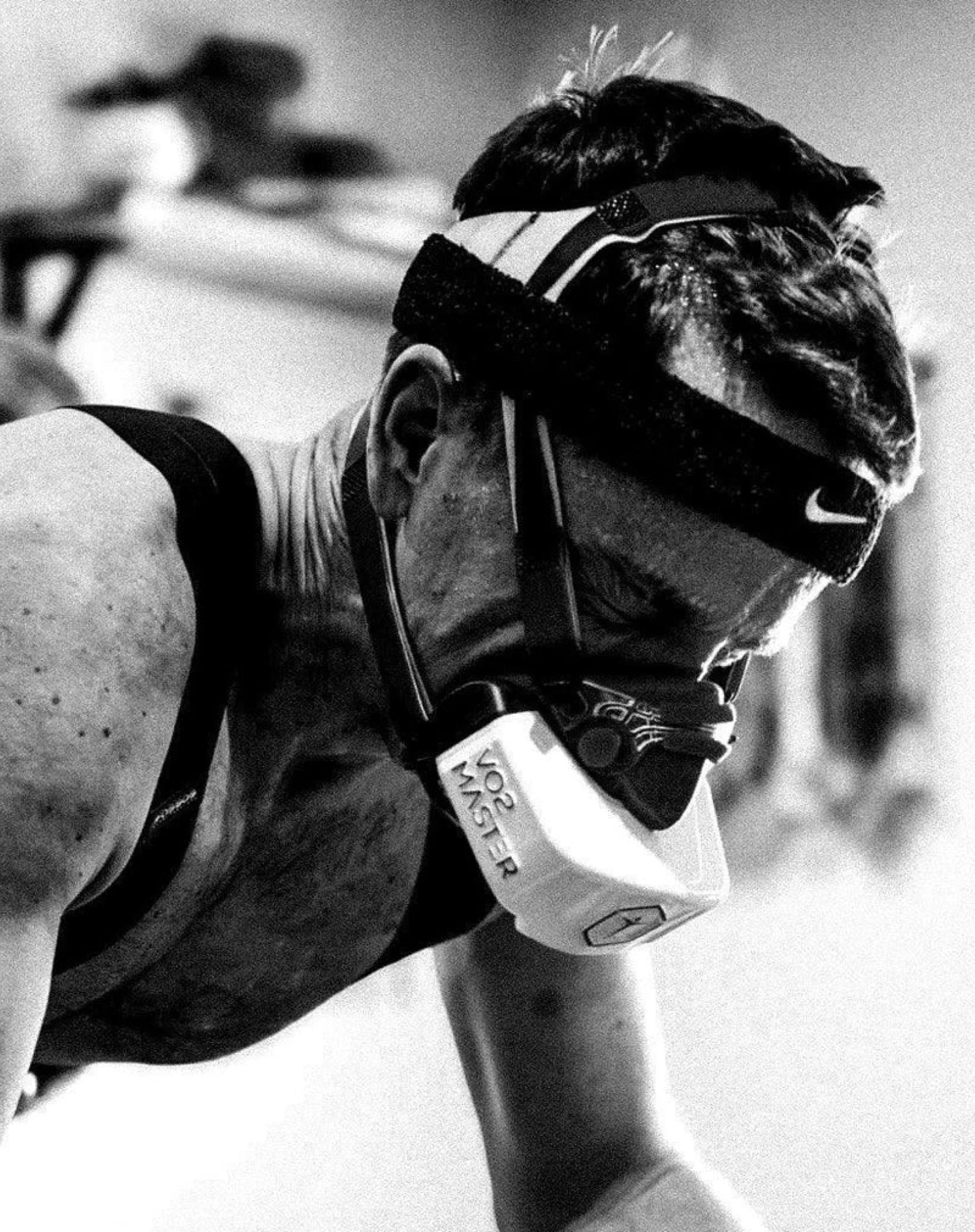 Athlete training with VO2 mask, stamox beetroot powder for endurance and VO2 max support