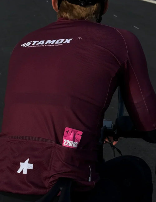Cyclist wearing Stamox jersey, promoting Stamox beetroot powder for natural endurance boost